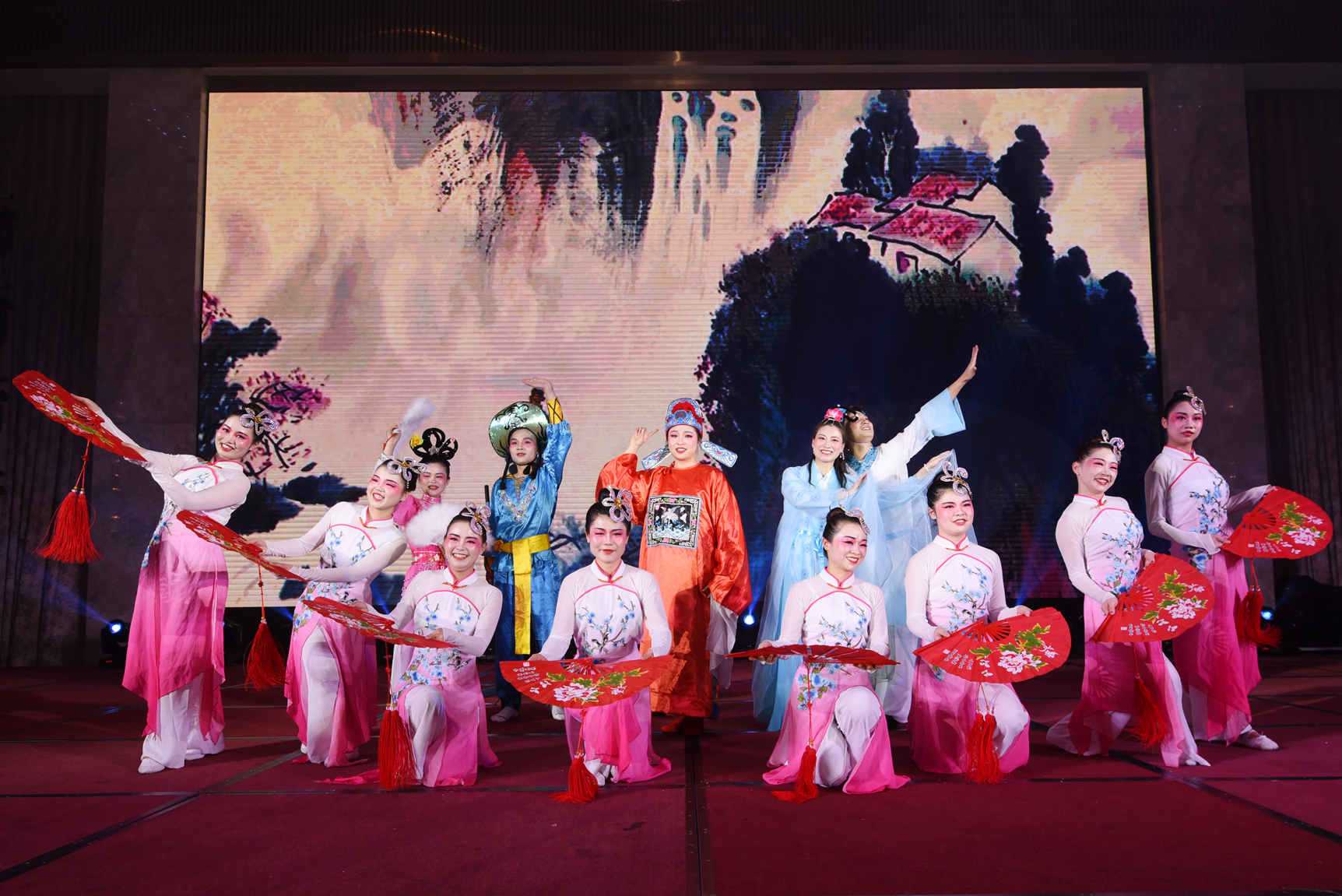 二等獎(jiǎng)舞蹈戲曲《新式戲曲聯(lián)唱》——黃金海岸酒店_副本.jpg 二等獎(jiǎng)舞蹈戲曲《新式戲曲聯(lián)唱》——黃金海岸酒店_副本.jpg
