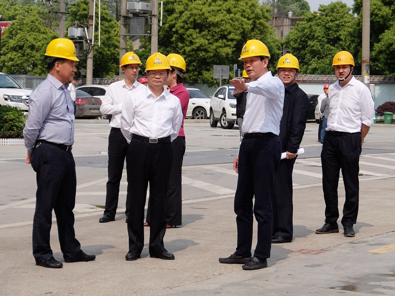 胡忠雄市長一行實地查看雙河灣農(nóng)民安置房工地現(xiàn)場_副本.jpg 胡忠雄市長一行實地查看雙河灣農(nóng)民安置房工地現(xiàn)場_副本.jpg